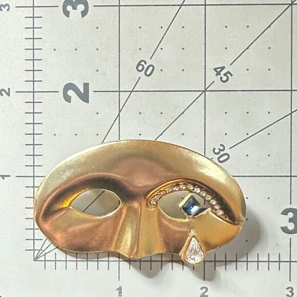 Vintage gold tone clear blue rhinestones teardrop crying masquerade mask brooch - Picture 7 of 7